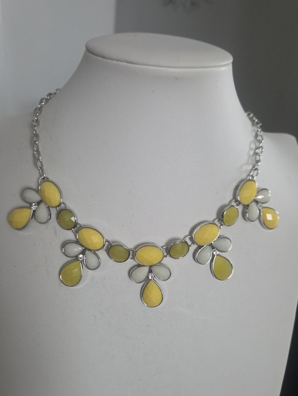 Paparazzi Yellow/white Necklace NWT